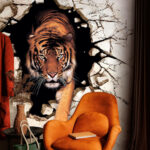 Papel de parede Tigre a emergir através de uma parede fendida.