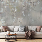 Papel de parede Vinhas delicadas e flores suaves entrelaçam-se.
