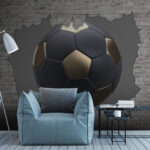 Papel de parede A bola de futebol rebenta com uma parede de tijolo.