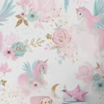 Papel de parede Unicórnios caprichosos e flores em tons pastel.