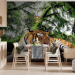 Papel de parede Tigre deitado num tronco