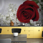 Papel de parede Rosa vermelha e flores brancas