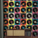 Papel de parede Exposição de arranjos de discos de vinil coloridos.