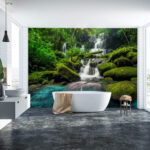 Papel de parede Cascata que flui através de uma vegetação luxuriante.