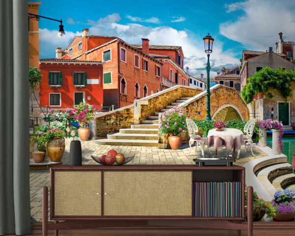 Pátio com uma mesa e cadeiras e uma fonte em frente a um edifício Papel de parede Pátio com uma mesa e cadeiras e uma fonte em frente a um edifício