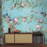 Papel de parede Pavões e flores sobre fundo azul.