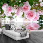 Papel de parede Rosas cor-de-rosa reflectidas na água.