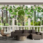 Papel de parede Porta branca com flores brancas e folhas verdes