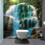 Papel de parede Cascata mística numa floresta luxuriante.