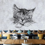 Papel de parede Desenho de um gatinho a dormir sobre papel.