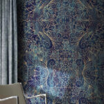 Papel de parede Padrão intrincado em azul e bege.