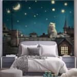 Papel de parede O gato olha para o céu noturno.