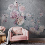 Papel de parede Pássaros empoleirados entre flores em tons pastel.