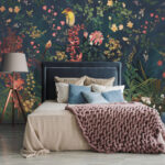 Papel de parede Paraíso floral com pássaros vibrantes.