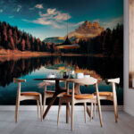 Papel de parede Lago rodeado de árvores e montanhas