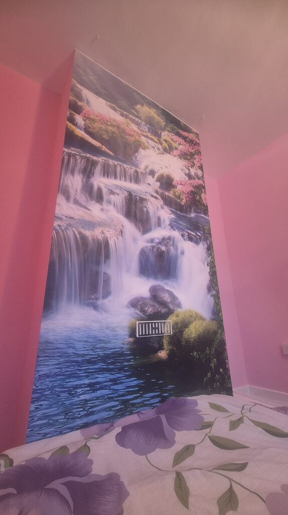 Papel de parede Cascata encantadora no meio de flores vibrantes