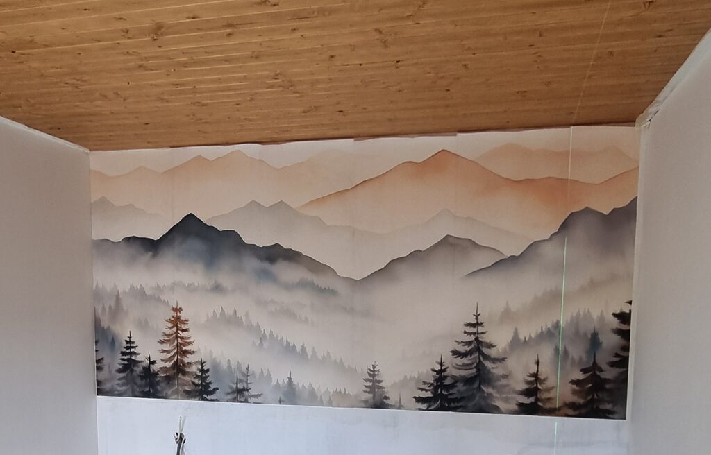 Papel de parede Paisagem de montanhas com árvores e nevoeiro
